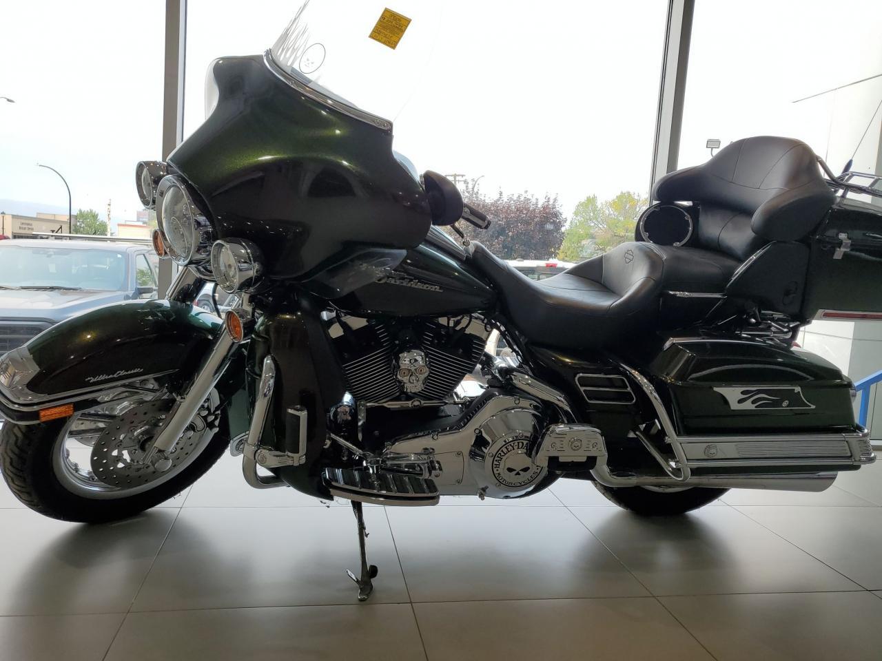 Used 2004 Harley-Davidson FLHTCUI MOTORCYCLE for sale in Salmon Arm, BC
