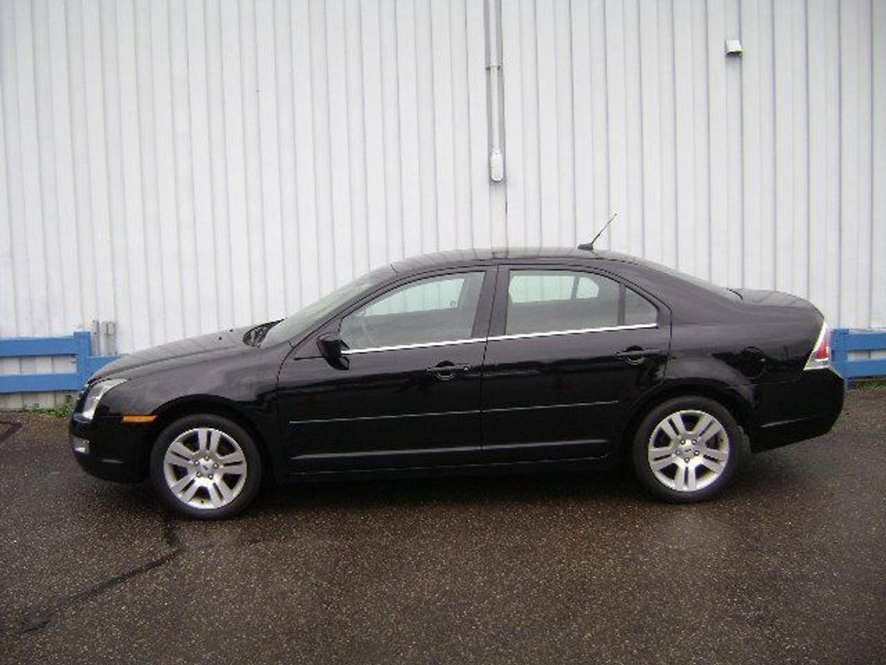 This Canadian car includes an accident free CARPROOF history report, balance of factory warranty, and is guaranteed lien free. Buy with Confidence - Non-commissioned sales staff! Family Owned Business for Over 30 Years! Trade-ins welcome. Fill out our online credit application 24/7 at www.qualitycarsales.com to get pre-approved! Price/payments(OAC)+ taxes & licensing. Call for details!