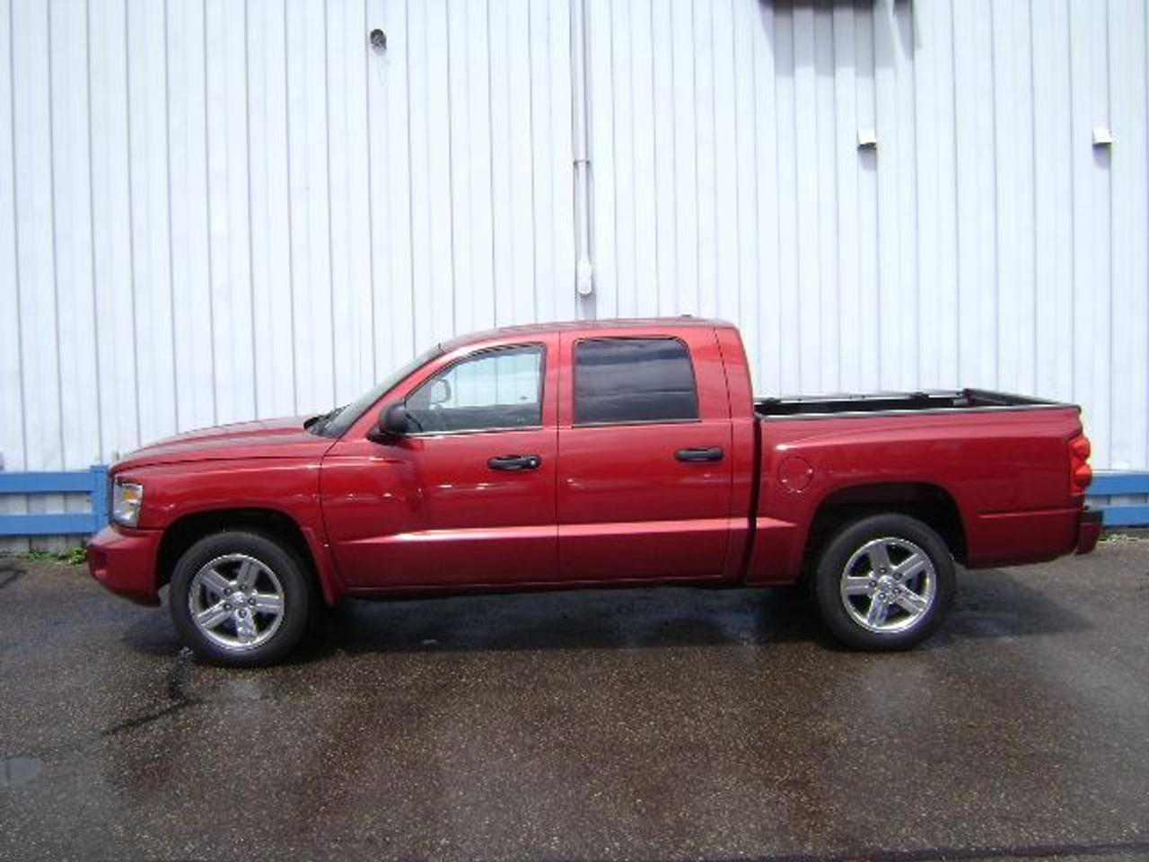 This Canadian truck includes an accident free CARPROOF history report, balance of factory warranty, and is guaranteed lien free. Buy with Confidence - Non-commissioned sales staff! Family Owned Business for Over 30 Years! Trade-ins welcome. Fill out our online credit application 24/7 at www.qualitycarsales.com to get pre-approved! Price/payments(OAC)+ taxes & licensing. Call for details!