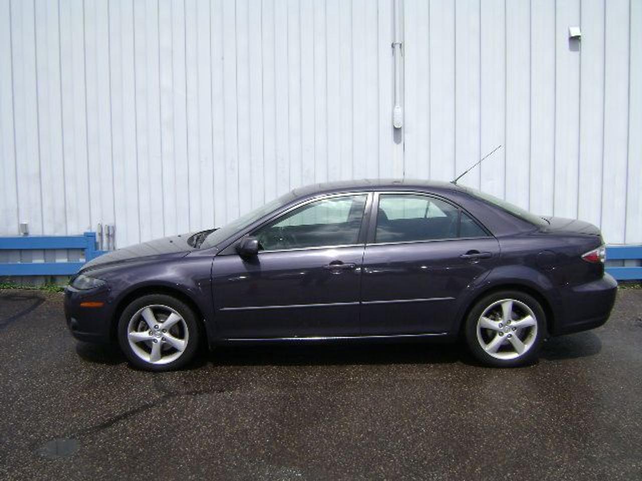 This Canadian car includes an accident free CARPROOF history report, balance of factory warranty, and is guaranteed lien free. Buy with Confidence - Non-commissioned sales staff! Family Owned Business for Over 30 Years! Trade-ins welcome. Fill out our online credit application 24/7 at www.qualitycarsales.com to get pre-approved! Price/payments(OAC)+ taxes & licensing. Call for details!