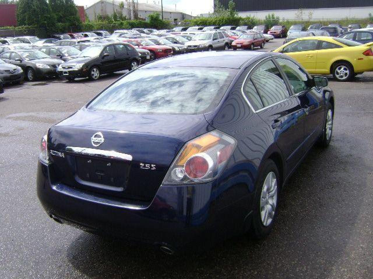 696743