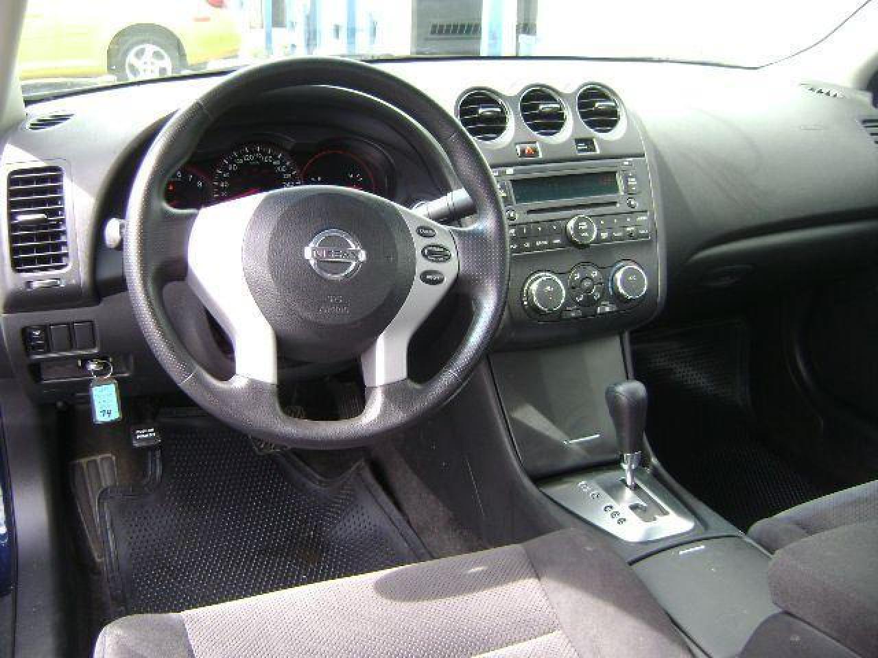 696743