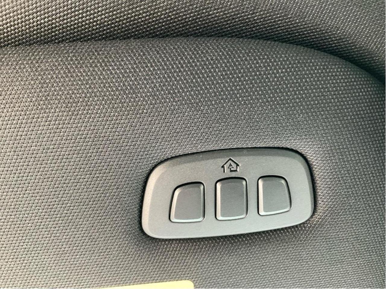 697881