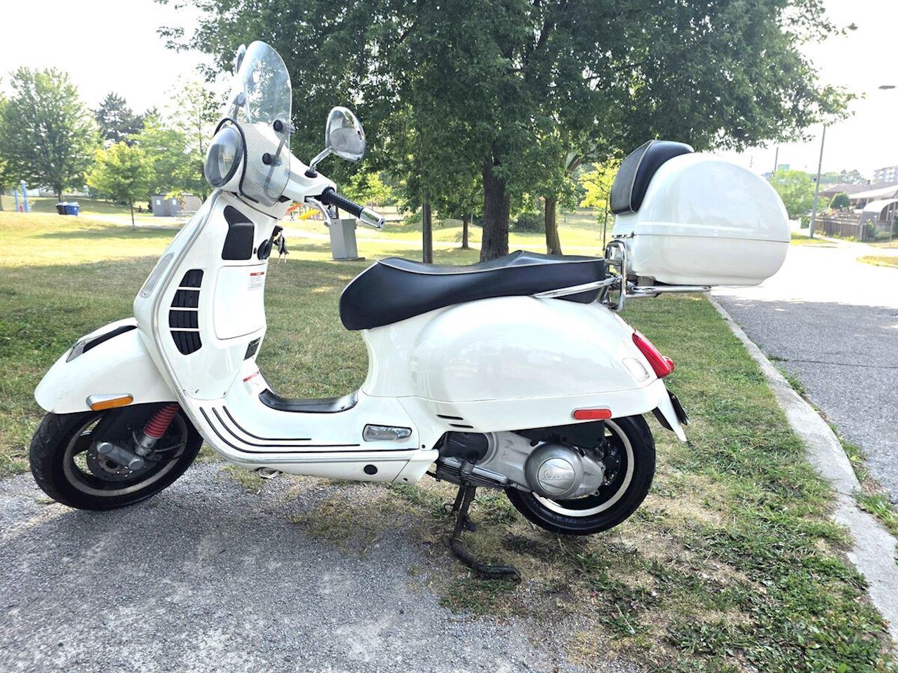 2010 Vespa Piaggio Vespa GTS 300 Super  - Photo #2