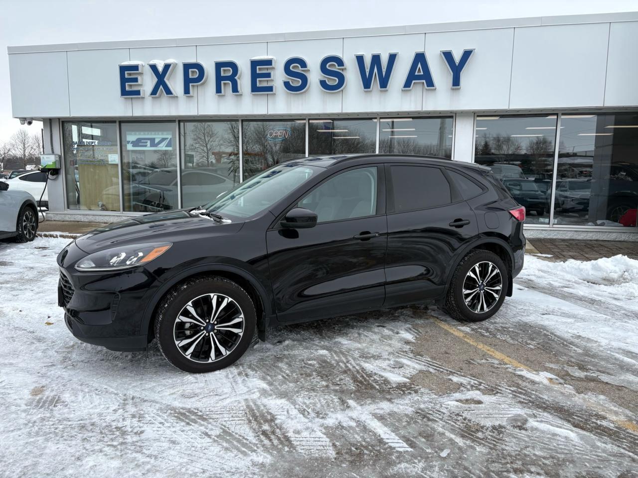 Used 2021 Ford Escape SE, AWD, HYBRID, SE SPORT PACKAGE! 19